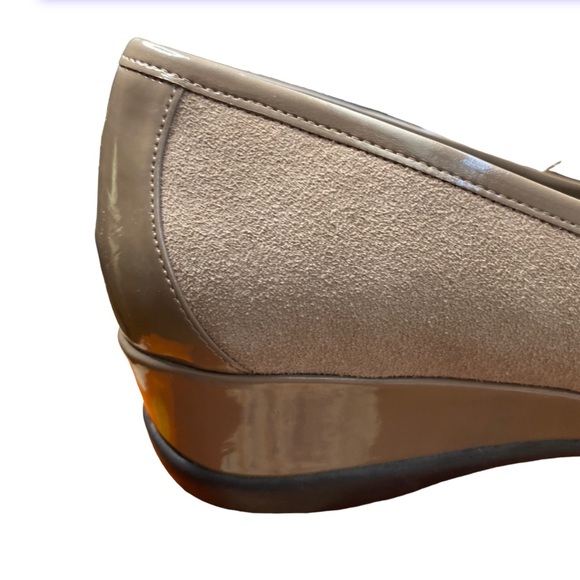 Women’s Loafers, Kenneth Cole Reaction, Beige Suede & Patent Leather, Size 11 - Picture 4 of 9